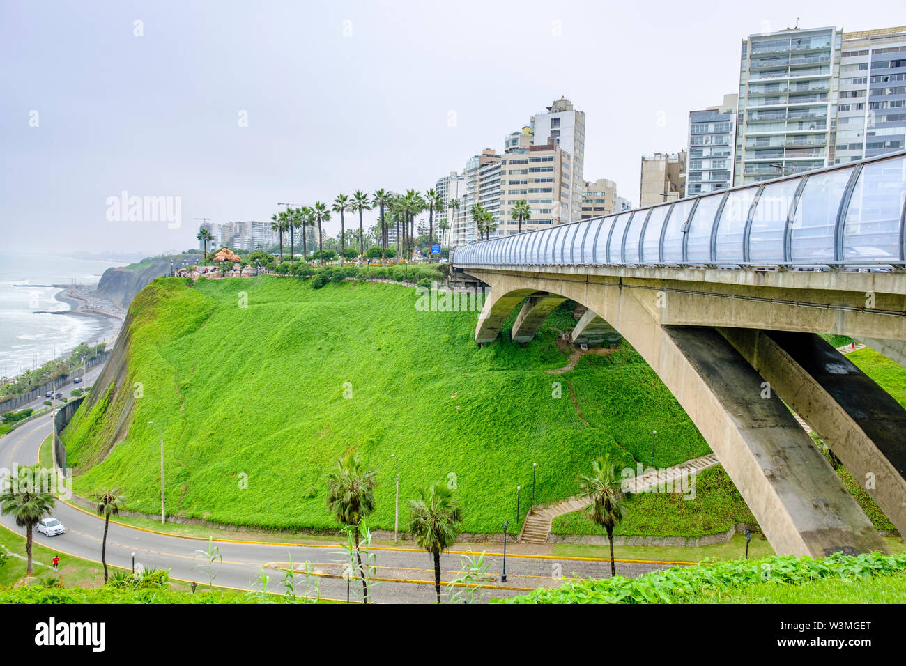 Vue sur océan Pacifique avec Puente Villena Mellizo Rey, un pont à Malecón de la Reserva, Parque del Amor en arrière-plan, Miraflores, Lima, Pérou. Banque D'Images