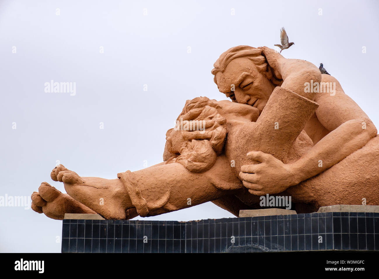 El Beso (le baiser), sculpture de Victor Delfin au Parque del Amor (Parc de l'amour), parc de la ville dans le district de Miraflores, Lima, Pérou Banque D'Images