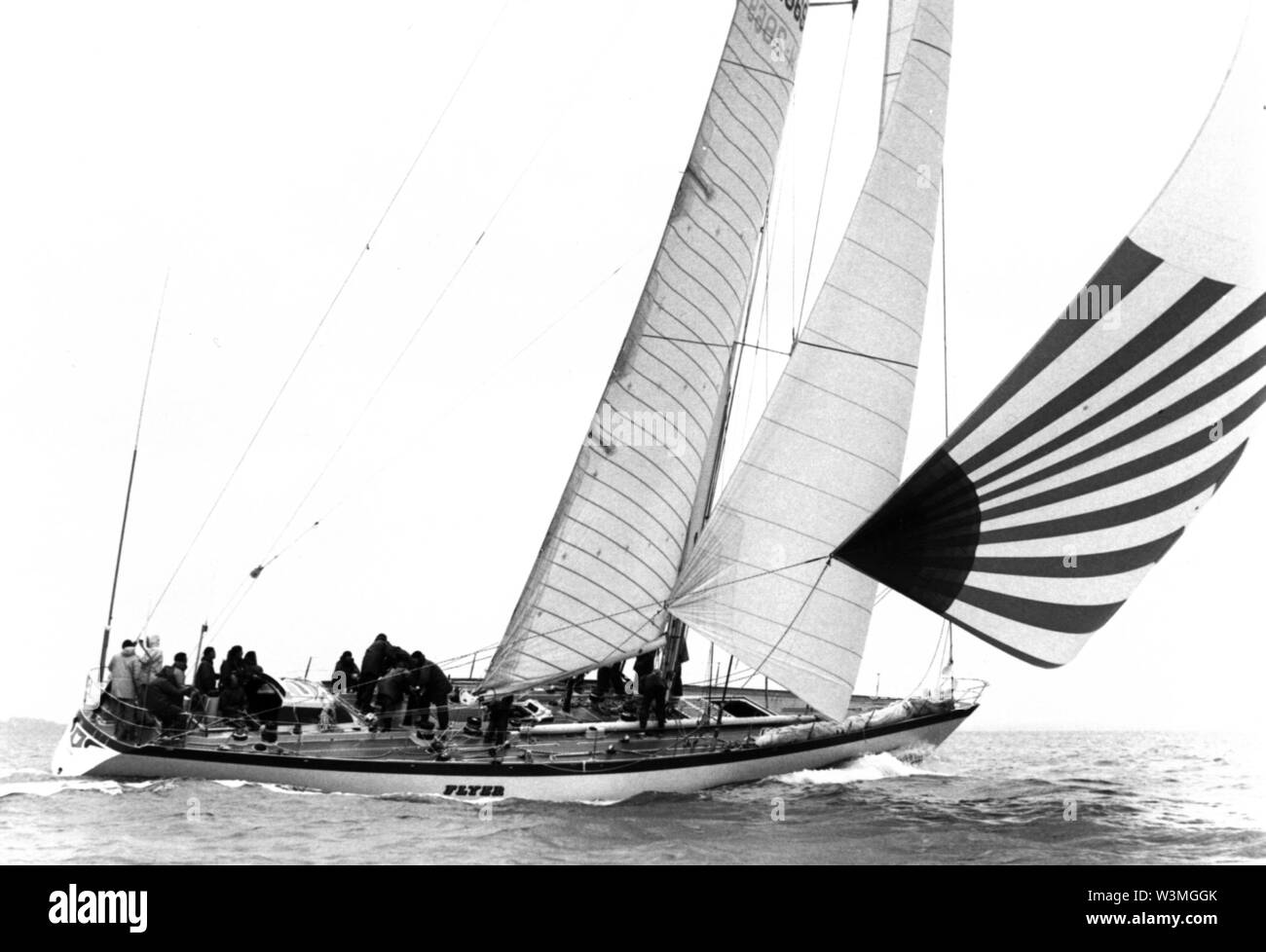 AJAXNETPHOTO. Juillet 23, 1981. Le Solent, ANGLETERRE - RACE WHITBREAD - ENTRÉE EN ALUMINIUM GERMAN FRERS 76FT FLYER SLOOP SKIPPÉ PAR CORNELIS VAN RIETSCHOTEN. Vu ICI EN COMPÉTITION DANS LE SOLENT MAXI SÉRIE. PHOTO:JONATHAN EASTLAND/AJAX REF;1981 07 Banque D'Images