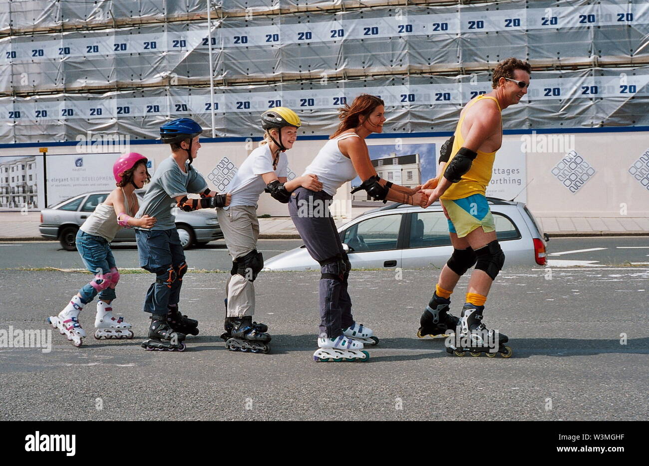AJAXNETPHOTO. WORTHING, Angleterre. Les patineurs - PROMENADE UN JOUR D'ÉTÉ.PHOTO:JONATHAN EASTLAND/AJAX REF : CT4918 32  28 Banque D'Images