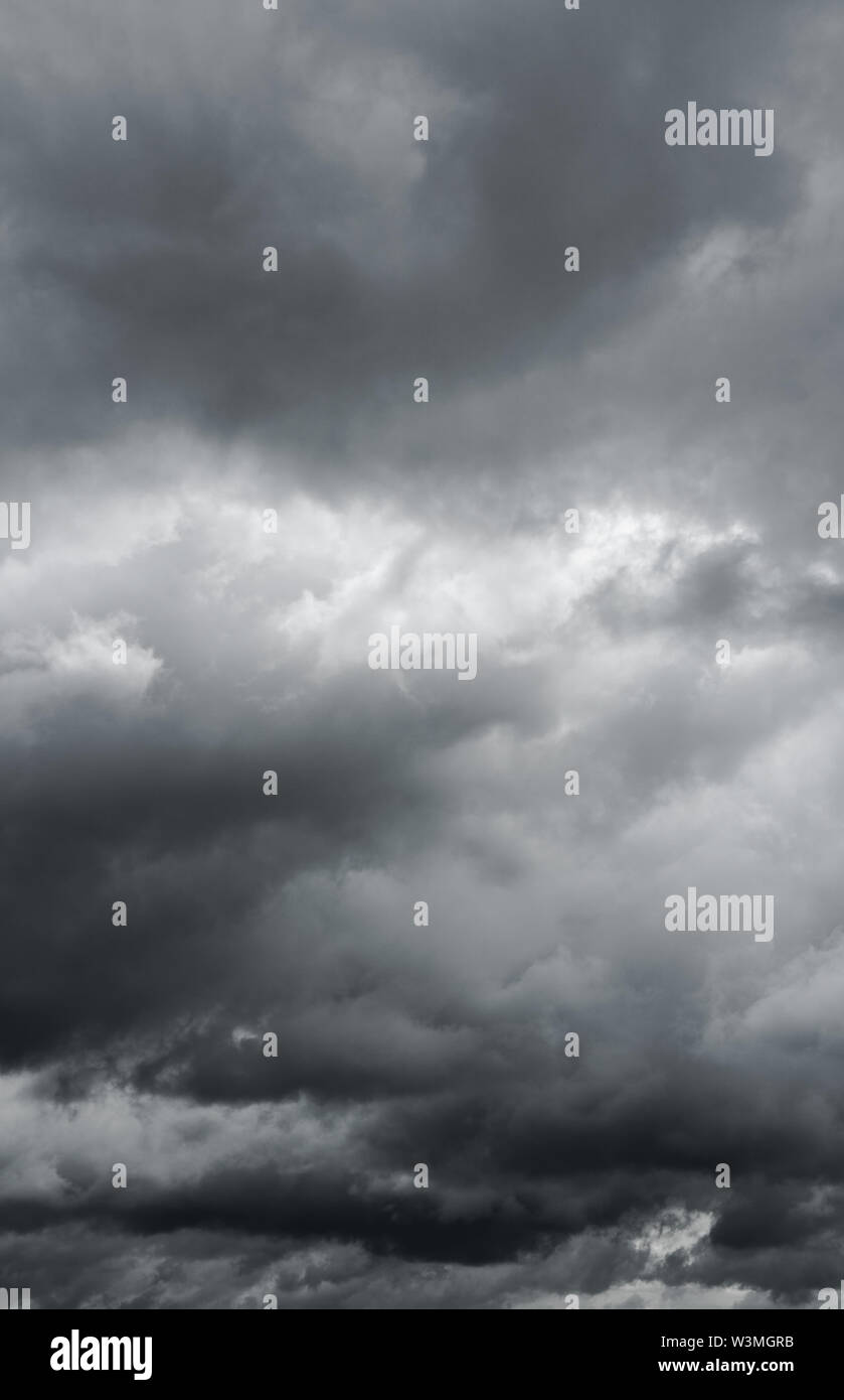 Ciel couvert, belle thunder gris majestueux nuages. Banque D'Images