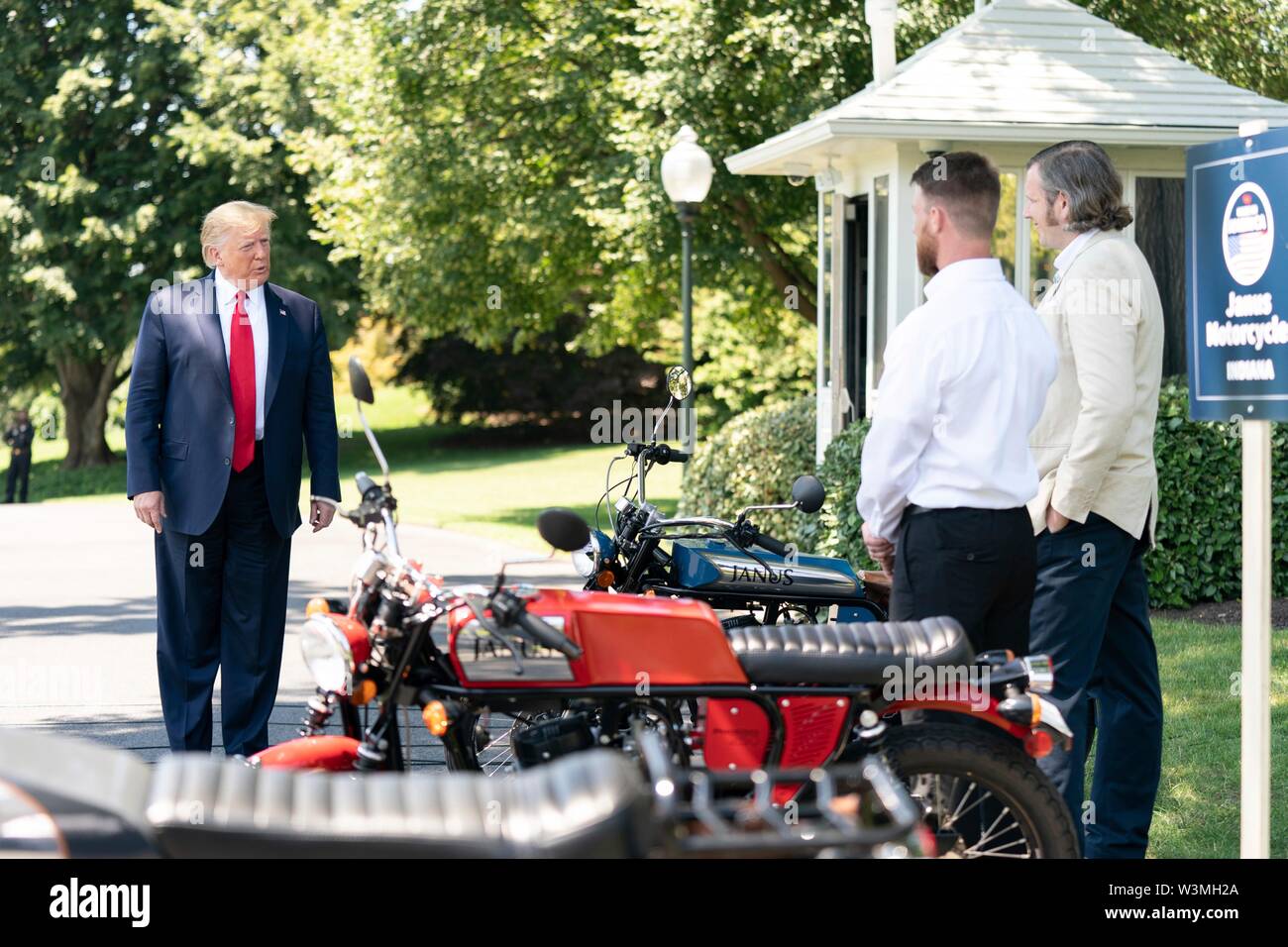 Président américain Donald Trump s'entretient avec des fabricants au cours de la présentation du produit fabriqué en Amérique sur la pelouse Sud de la Maison Blanche le 15 juillet 2019 à Washington, DC. Banque D'Images