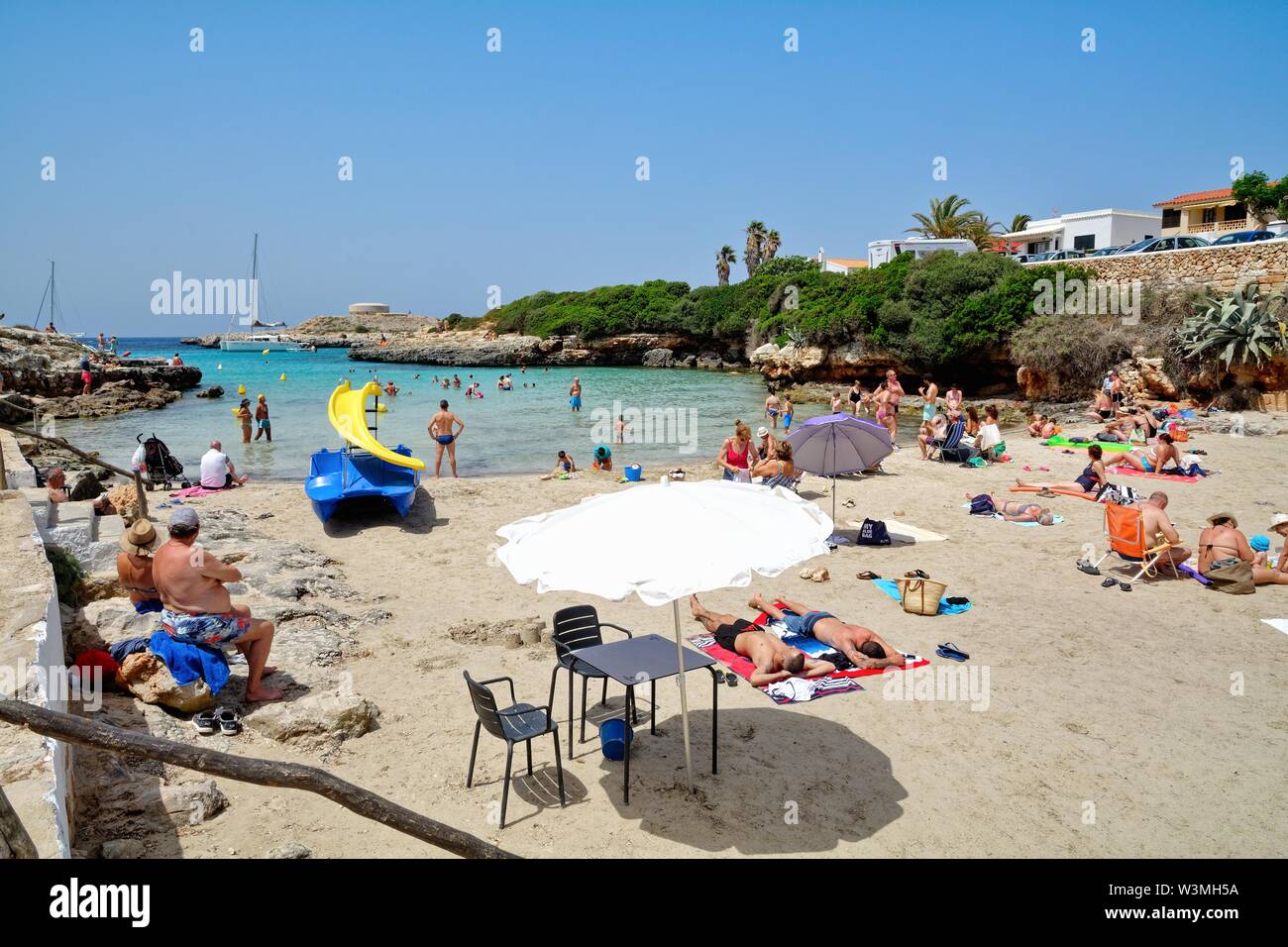 La plage de Sa Caleta et cove sur une chaude journée d'été,Cala Santandria Menorca Ciutadella Îles Baléares Espagne Europe Banque D'Images