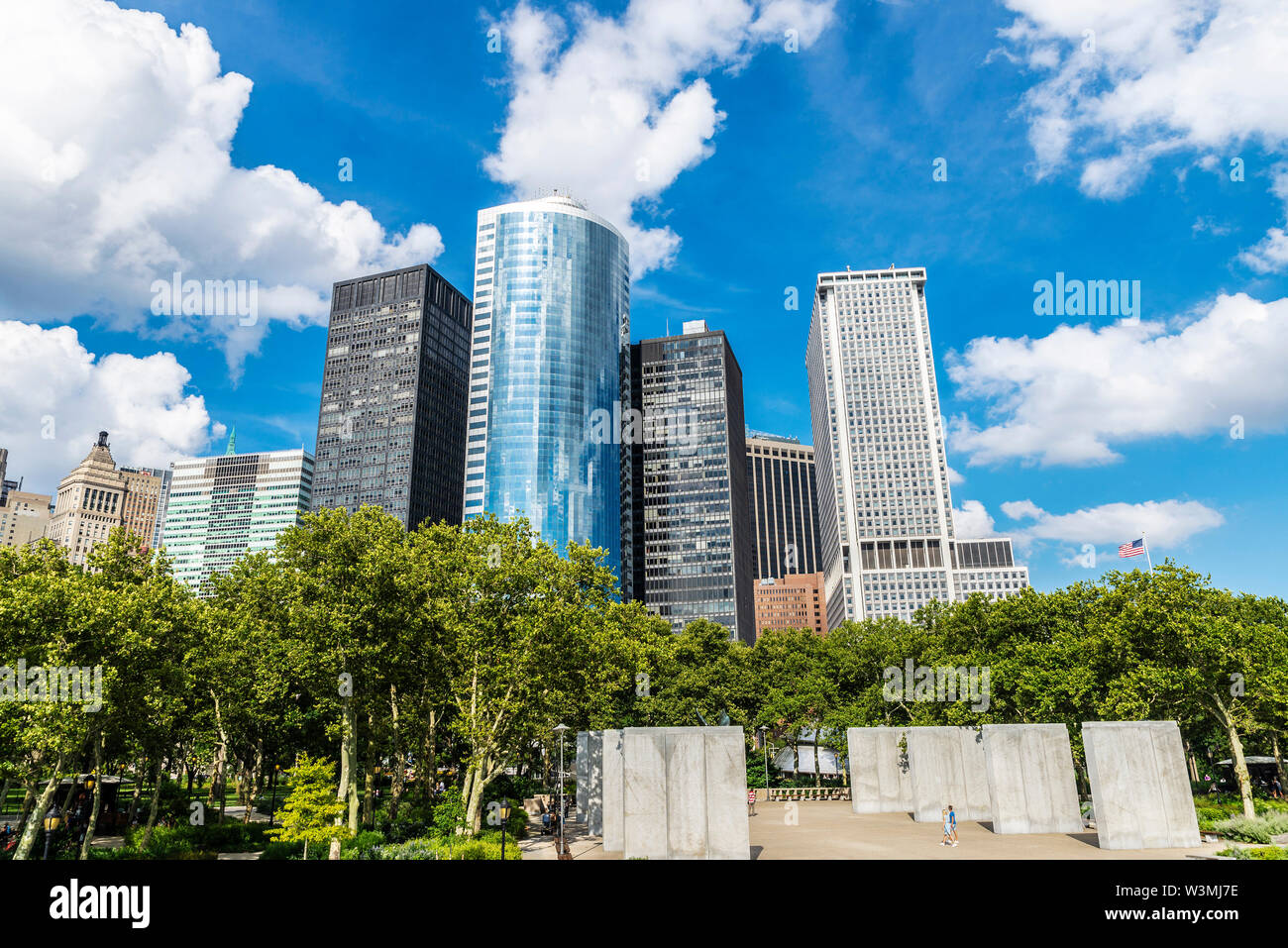 Mémorial de la côte est et les toits de gratte-ciel modernes avec des personnes dans la région de Battery Park, New York City, USA Banque D'Images