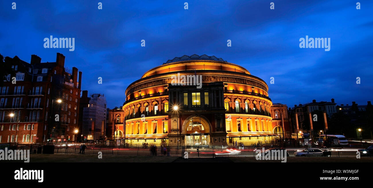 Vue de nuit sur le Royal Albert Hall, le plus célèbre de l'été pour les Proms concerts depuis 1941, complété en 1871 par l'architecte Le Capitaine Francis Fowke. Banque D'Images