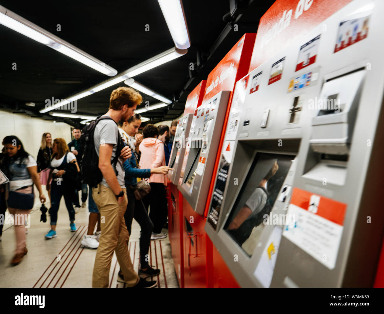Lisbonne, Espagne - juin 3, 2018 : Les gens d'acheter des tickets de métro métro à l'intérieur des distributeurs automatiques de la station de métro de Barcelone TMB tiquets Banque D'Images