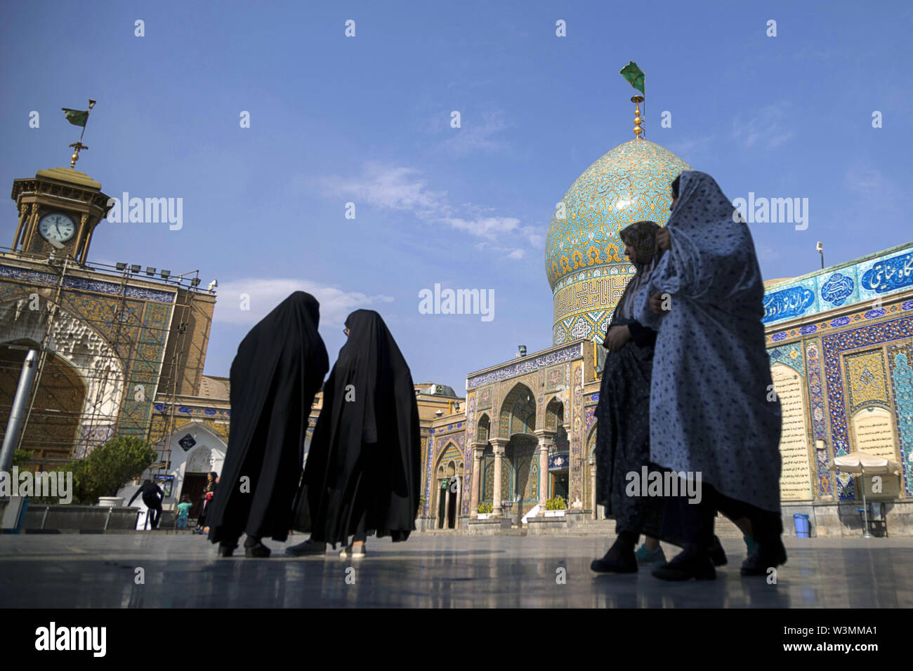 16 juillet 2019, Shahre-Ray, Téhéran, Iran : les femmes musulmanes chiites à pied au Shah Abdol-Azim culte de Rey, Téhéran, Iran. Credit : Rouzbeh Fouladi/ZUMA/Alamy Fil Live News Banque D'Images