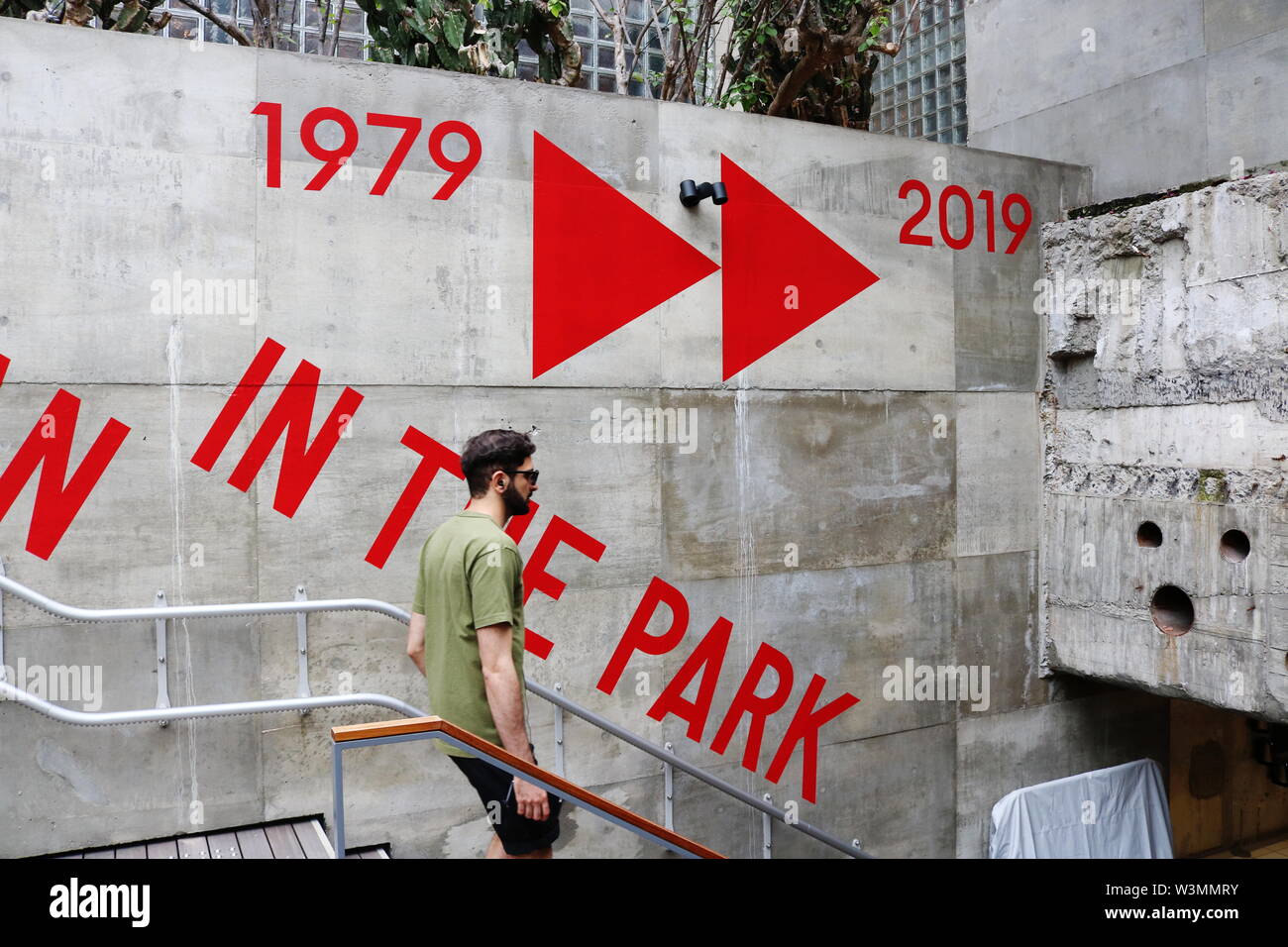 Le mur de l'escalier à l'leadning parc souterrain de stationnement. Sony Ginza C'est tenue une exposition pour le 40e anniversaire du Walkman. (Juillet 2019) Banque D'Images