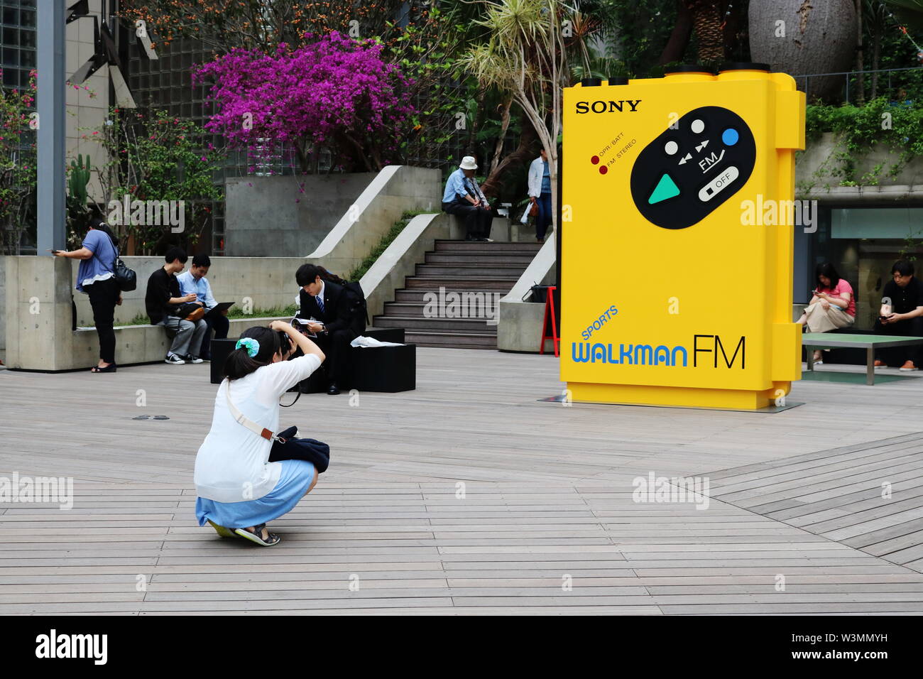Un modèle géant d'un Walkman Sony Sony Sports à Ginza. Il fait partie d'une exposition organisée pour commémorer le 40e anniversaire du Walkman. (Juillet 2019) Banque D'Images
