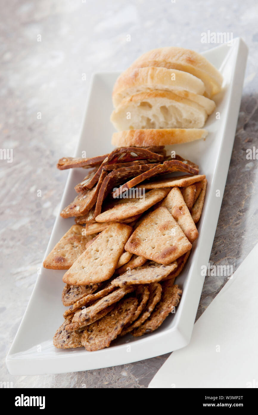 Blé et de pierre et des craquelins à grains biscuits soda prêt à être consommés sur un plateau de service Banque D'Images