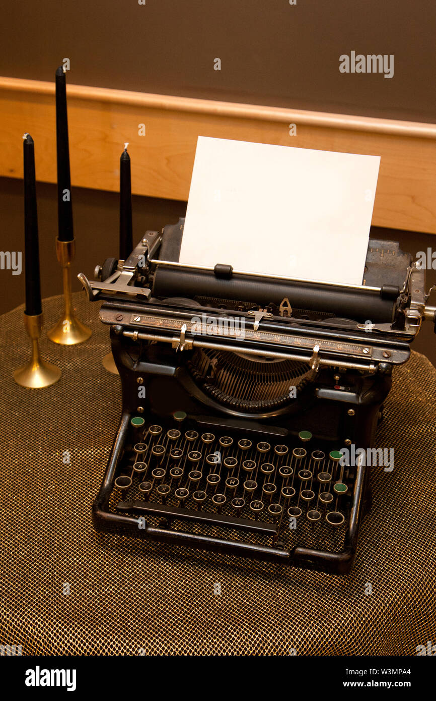 Boiseries à l'ancienne machine à écrire ou l'ajout de machine sur une nappe d'or noir avec des bougies Banque D'Images