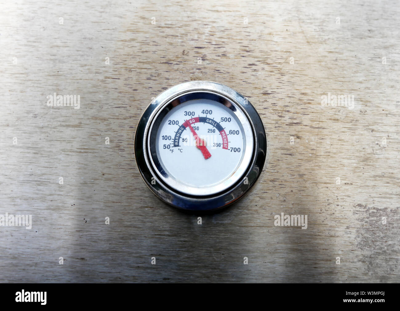Sur l'indicateur de température de cuisson barbecue Banque D'Images