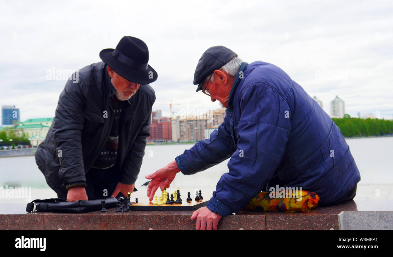 Joueurs d'échecs à Iekaterinbourg, Russie Banque D'Images