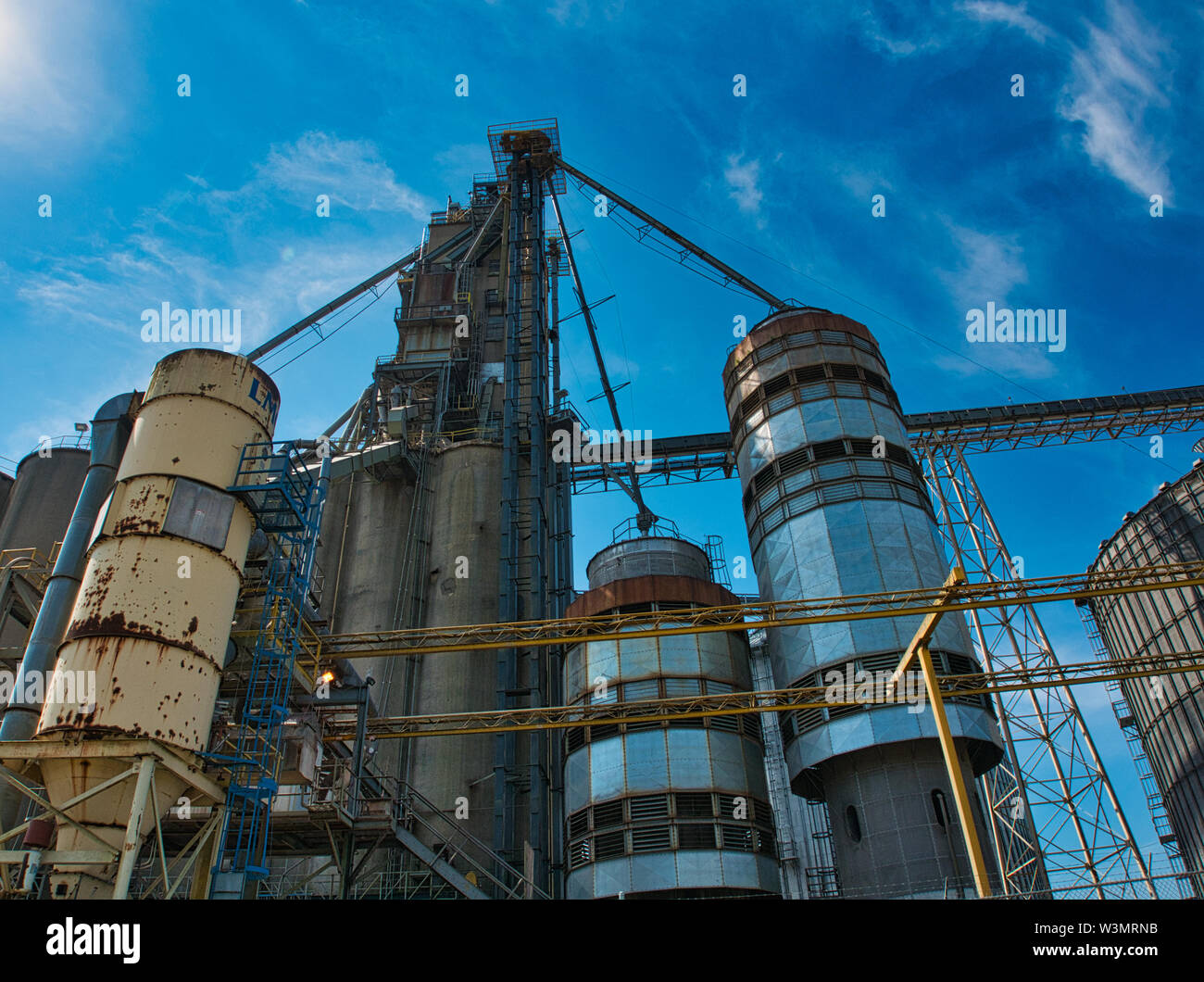L'élévateur à grain moderne avec fond de ciel bleu Banque D'Images