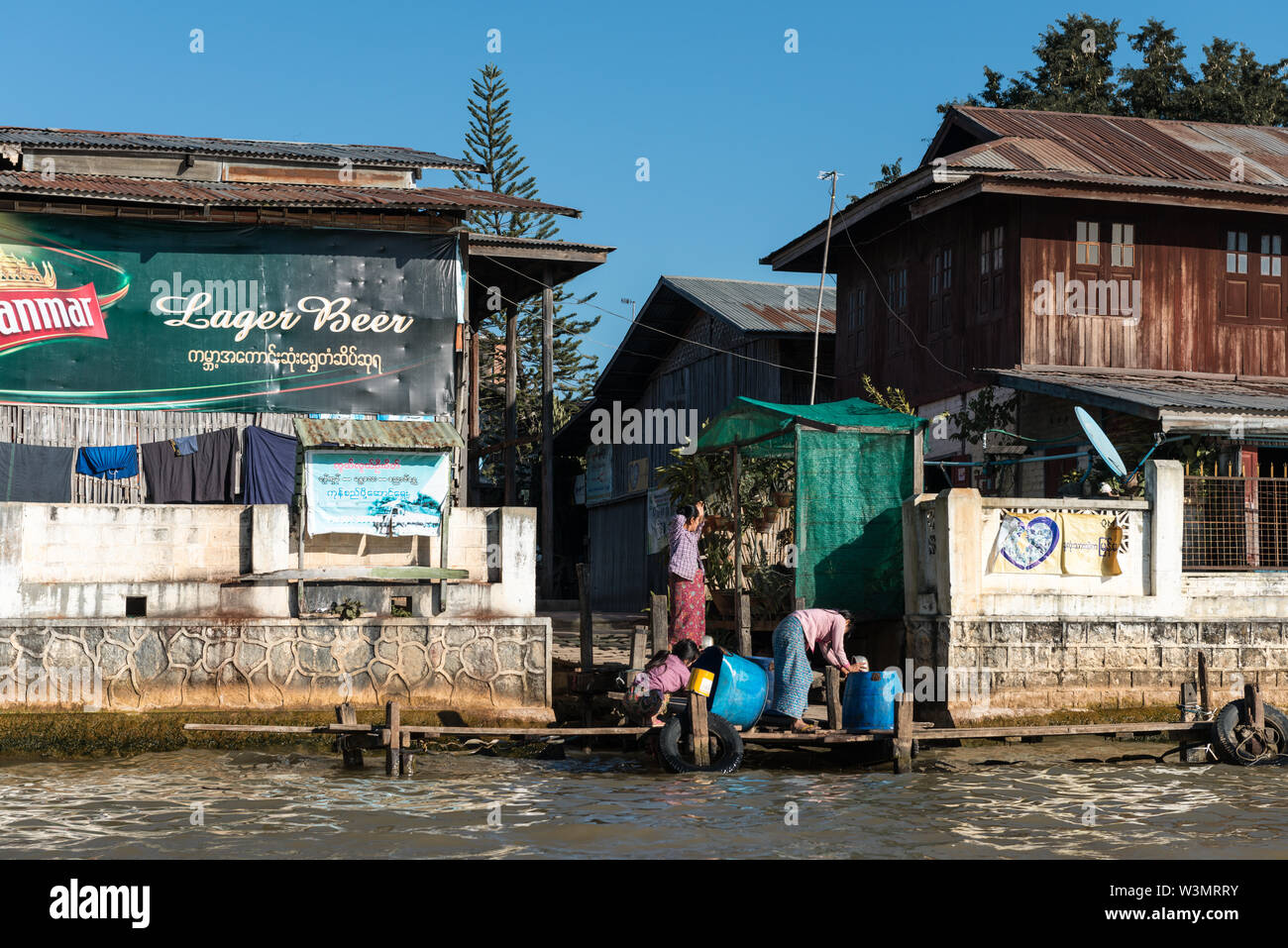 Lac Inle, MYANMAR - 28 novembre, 2018 : horizontale photo de femmes birmanes locales objets de nettoyage dans le lac Inle, Myanmar Banque D'Images