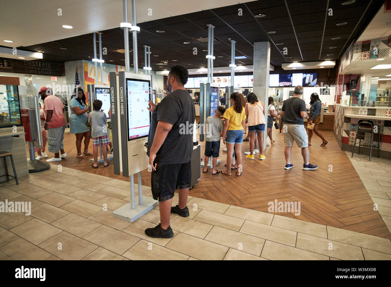 Les clients avec des systèmes de commande automatique dans le plus grand restaurant Mcdonald's de divertissement sur International Drive Orlando Florida USA Banque D'Images