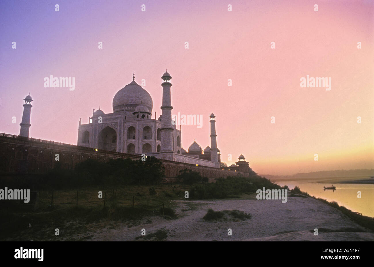 Le Taj Mahal est considéré comme le plus bel exemple de l'architecture de Mughal, un style qui combine des éléments du persan, turc, indien, et styles architecturaux islamiques. En 1983, le Taj Mahal est devenu Site du patrimoine mondial de l'UNESCO et a été cité comme "le joyau de l'art musulman en Inde et l'un des chefs-d'œuvre universellement admirés du patrimoine dans le monde... Banque D'Images