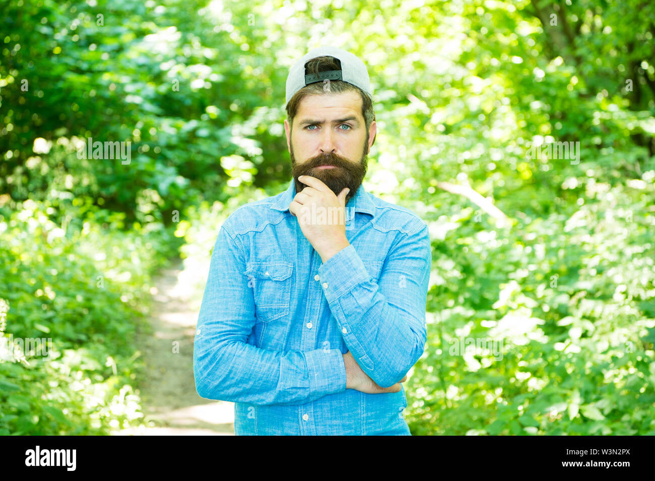 Aimer vous-même. De graves barbu. Hipster mature avec barbe. homme soins du visage homme brutal. avec barbe. coiffure. hispter style. Fashion portrait de l'homme. Barbe cheveux soins. guy en forêt. camping d'été. Banque D'Images