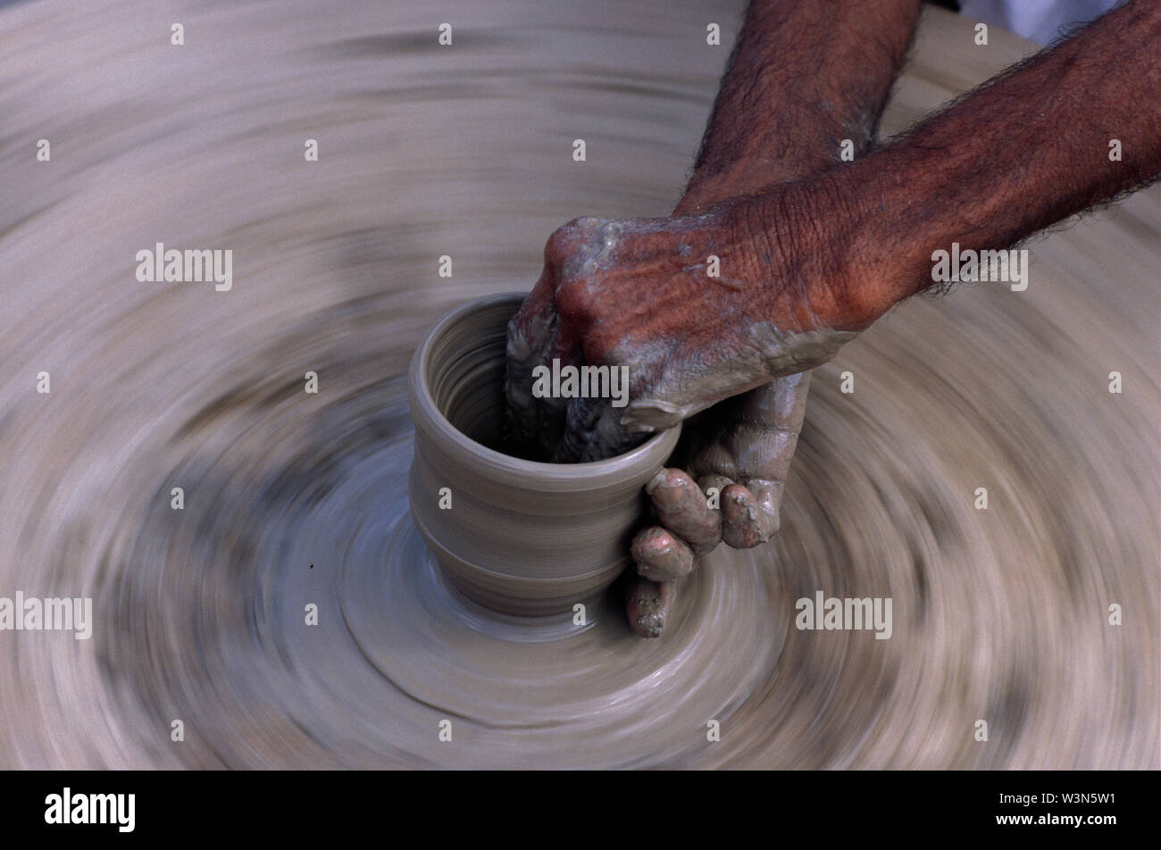 Un artisan qui clayware traditionnels à l'aide de la roue tournante, dans un village, dans le désert du Thar, dans la province de Sindh, au Pakistan. Le 26 avril 2005. Banque D'Images