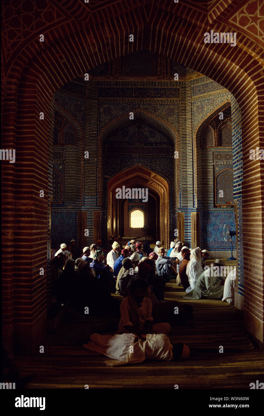 Les musulmans assis dans la véranda fraîche du Shah Jehan mosquée, construite par l'empereur Moghol Shah Jehan, entre 1644 et 1647. C'est l'un des magnifiques exemples d'architecture moghole, dans la ville de Thatta, dans la province de Sindh. Le 9 décembre 2005. Banque D'Images