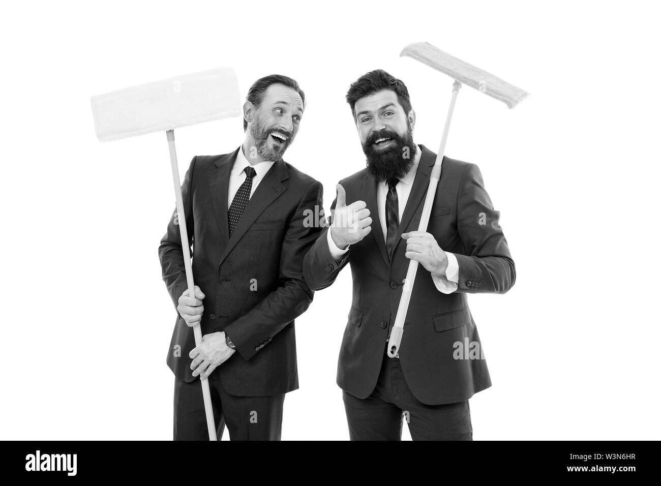 Grande journée de nettoyage. Entreprise de nettoyage. Les tâches domestiques. Le concept de service de nettoyage. Couvrir nos pistes avant de trouver quelqu'un d'une fraude financière. Effacer la réputation. Les barbus costumes formel tenir à franges. Banque D'Images