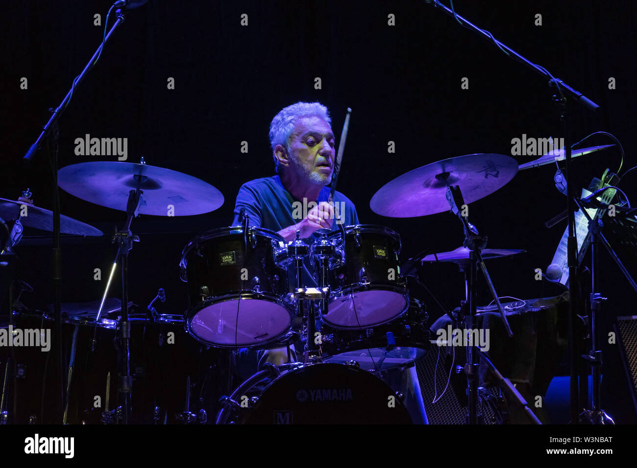 Rome, Italie. 15 juillet, 2019. Le batteur Steve Gadd, l'un des batteurs contemporains les plus importants, réalisée le 15/7/2019 à l'Auditorium Parco della Musica à Rome, dans un concert initialement prévu à la Casa del Jazz. Avec lui sur scène David Spinozza à la guitare, Kevin Hays sur piano, Walt Fowler à la trompette et Jimmy Johnson sur la base. Steve Gadd Crédit : Leo Claudio De Petris/Pacific Press/Alamy Live News Banque D'Images