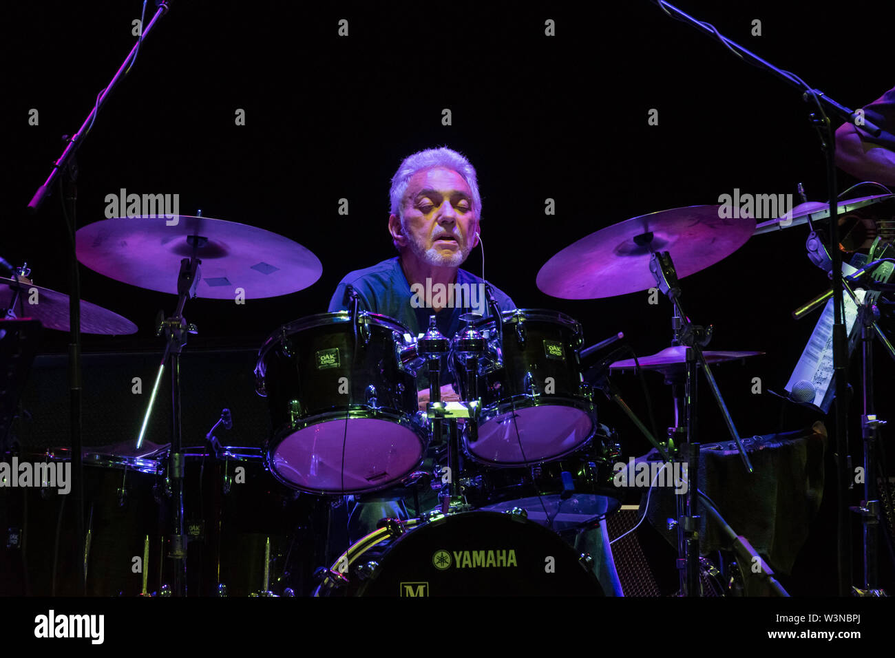 Rome, Italie. 15 juillet, 2019. Le batteur Steve Gadd, l'un des batteurs contemporains les plus importants, réalisée le 15/7/2019 à l'Auditorium Parco della Musica à Rome, dans un concert initialement prévu à la Casa del Jazz. Avec lui sur scène David Spinozza à la guitare, Kevin Hays sur piano, Walt Fowler à la trompette et Jimmy Johnson sur la base. Steve Gadd Crédit : Leo Claudio De Petris/Pacific Press/Alamy Live News Banque D'Images