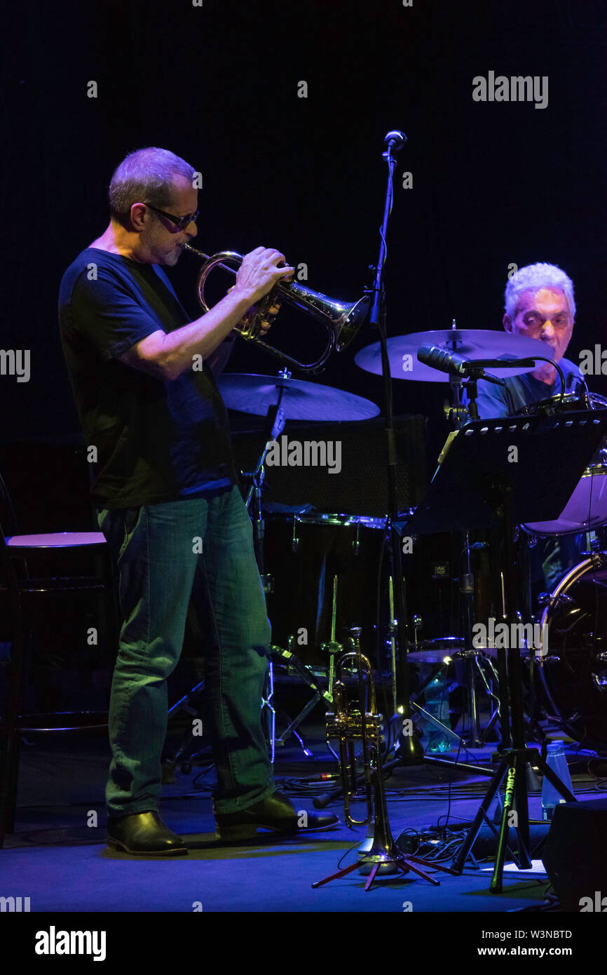Rome, Italie. 15 juillet, 2019. Le batteur Steve Gadd, l'un des batteurs contemporains les plus importants, réalisée le 15/7/2019 à l'Auditorium Parco della Musica à Rome, dans un concert initialement prévu à la Casa del Jazz. Avec lui sur scène David Spinozza à la guitare, Kevin Hays sur piano, Walt Fowler à la trompette et Jimmy Johnson sur la base. Walt Fowler Crédit : Leo Claudio De Petris/Pacific Press/Alamy Live News Banque D'Images