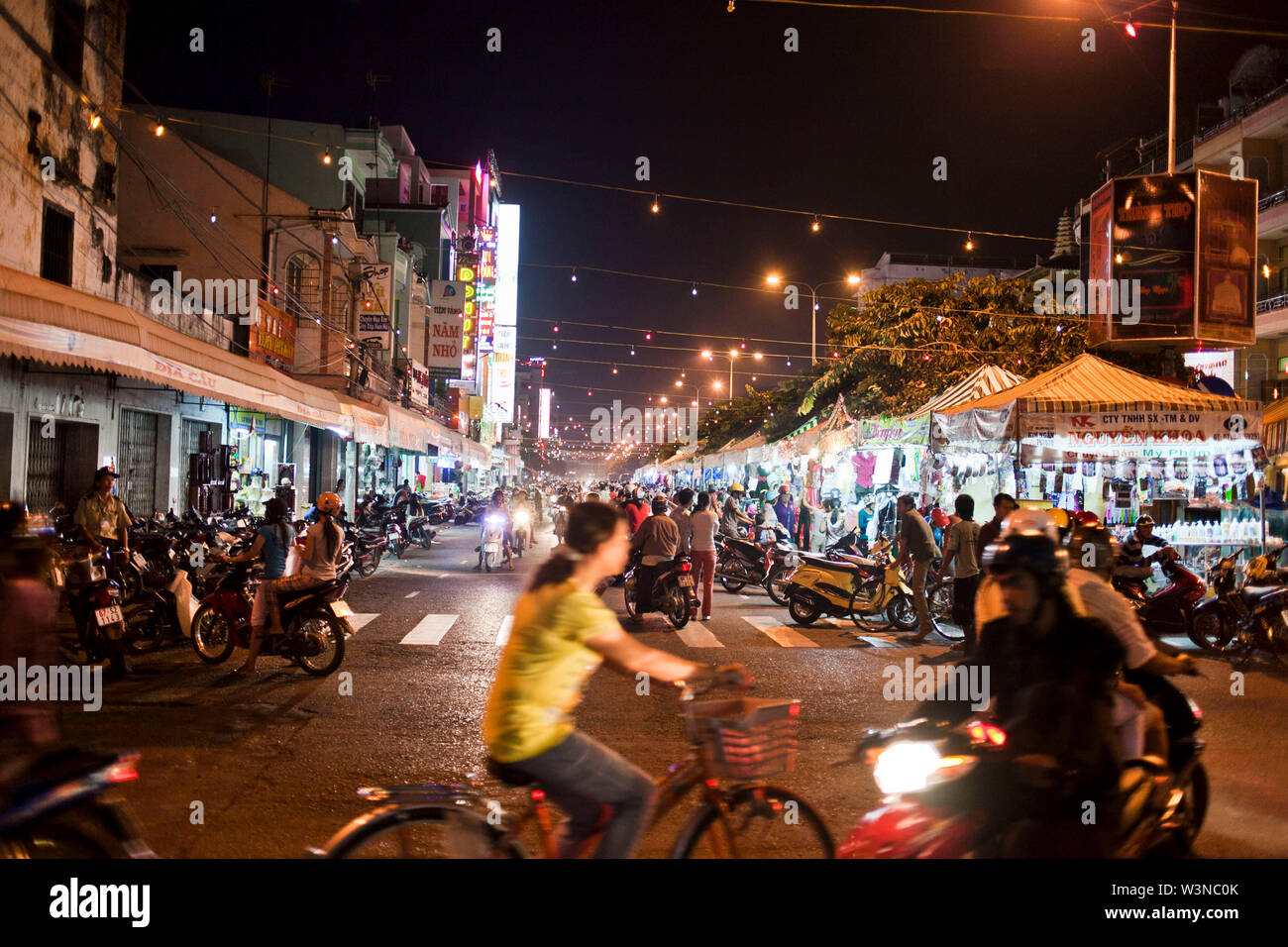Les motos et les vélos passent la nuit à un marché en plein air à Ho Chi Minh Ville au Vietnam du Sud Asie Banque D'Images