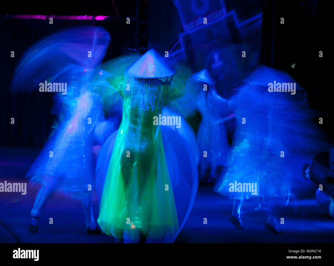 Danseurs sur une scène de nuit l'exécution pour les touristes à Ho Chi Minh Ville, Vietnam du Sud Asie Banque D'Images