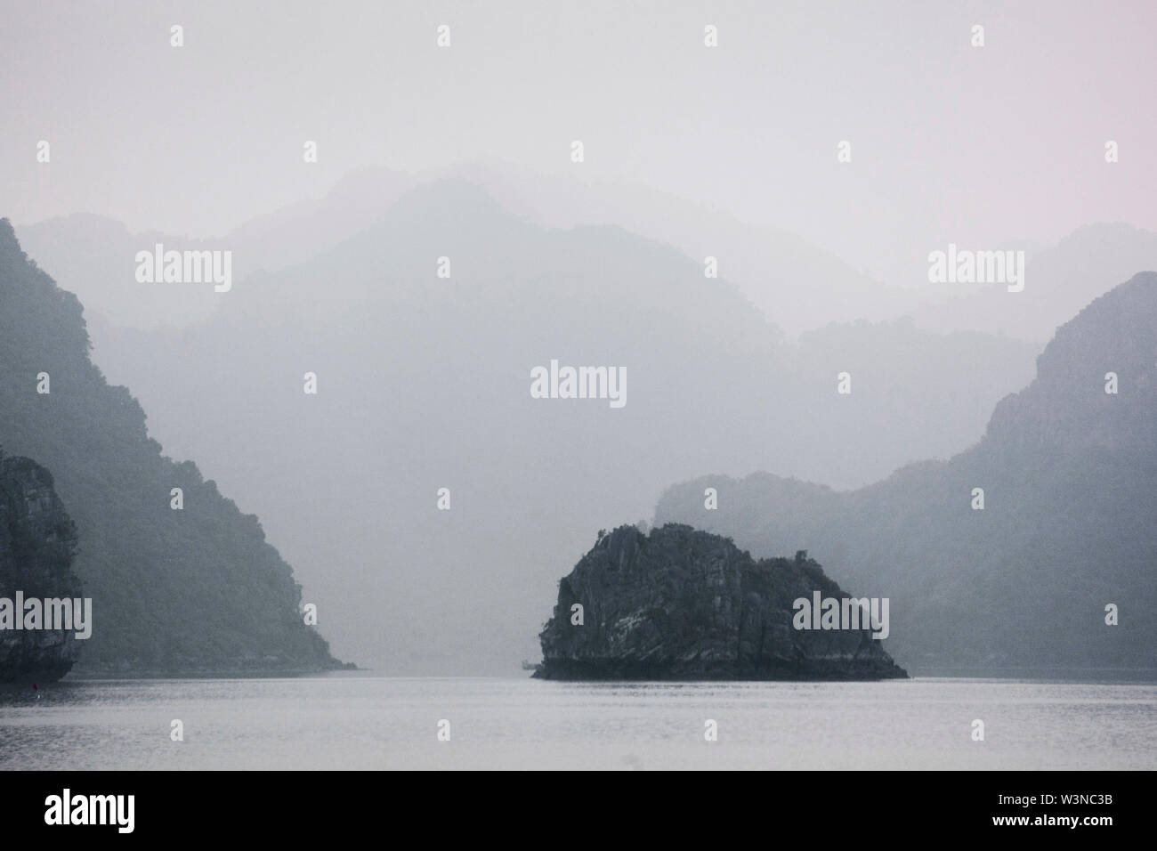 La baie de Ha Long au Vietnam est un site classé au patrimoine mondial et d'une partie de la province de Quang Ninh. Hạ Long signifie 'décroissant dragon'. La baie appartient à Ha Lo Banque D'Images