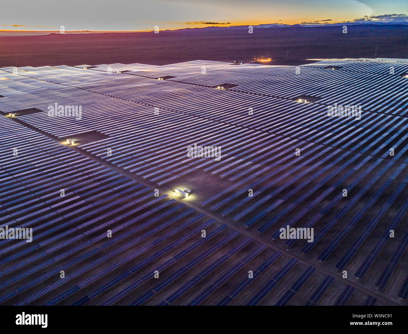 Vue aérienne de centaines de modules d'énergie solaire ou panneaux rangées le long des terres arides au désert d'Atacama, au Chili. Installation photovoltaïque photovoltaïque énorme dans une scène arides Banque D'Images