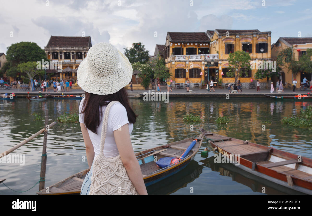 Visiteuse à Hoi An, Vietnam Banque D'Images