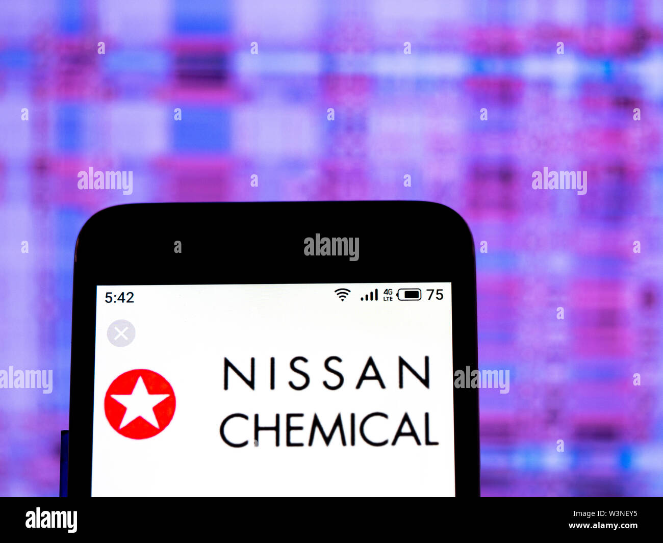 Sur cette photo, l'illustration Nissan Chemical Industries, Ltd. logo est vu affiché sur un smartphone Banque D'Images