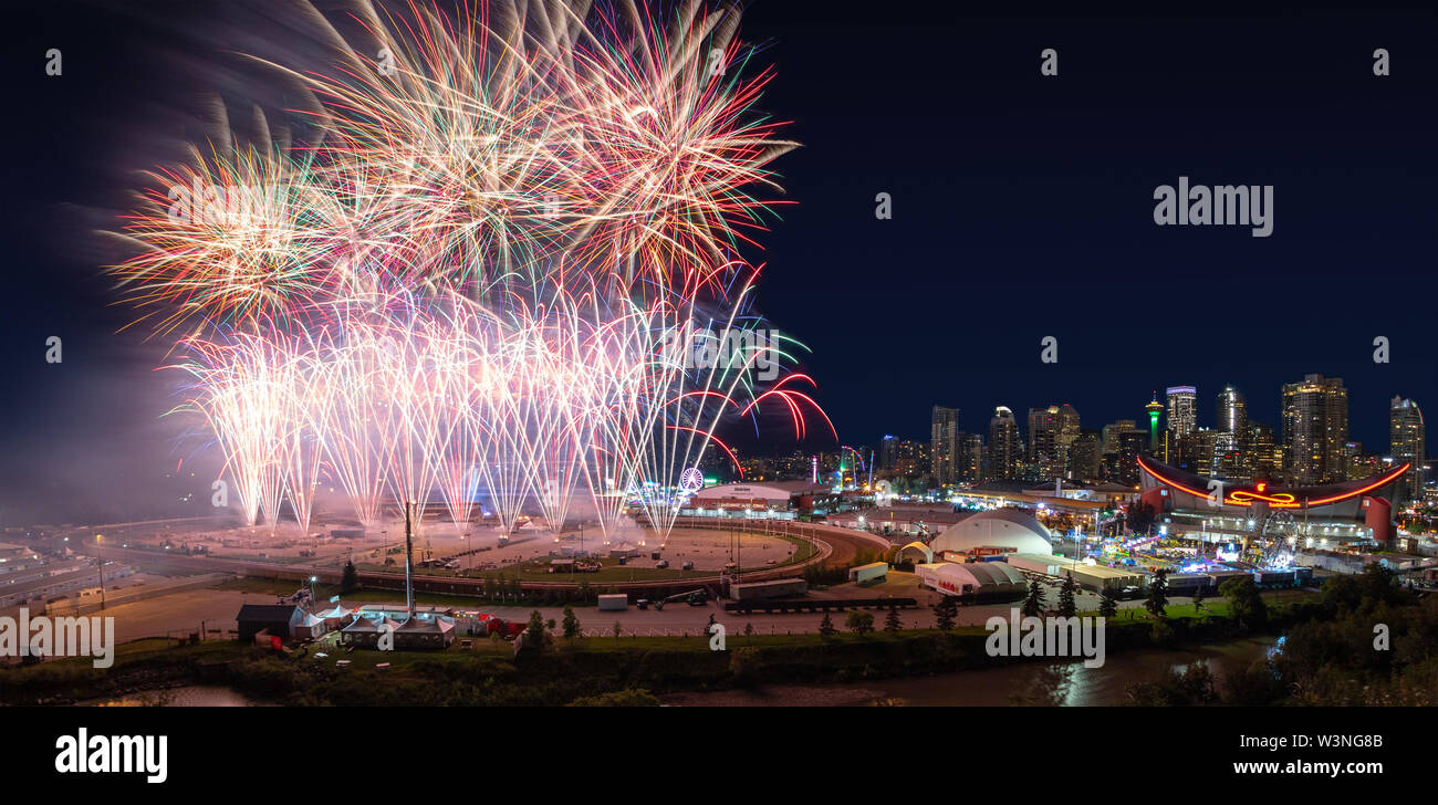 CALGARY, CANADA - LE 14 JUILLET 2019 : feu d'artifice de couleurs sur le ciel nocturne avec la Calgary Downtown Skyline dans le contexte au cours de l'Assemblée Calg Banque D'Images