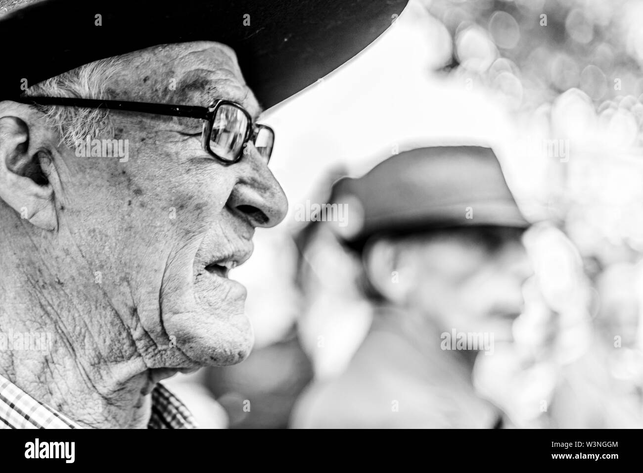 'Typique' Cueca dancer homme âgé avec des lunettes et hut portrait. Un 'rural' huaso vieil homme visage fermer au cours de l'événement de danse traditionnel Banque D'Images