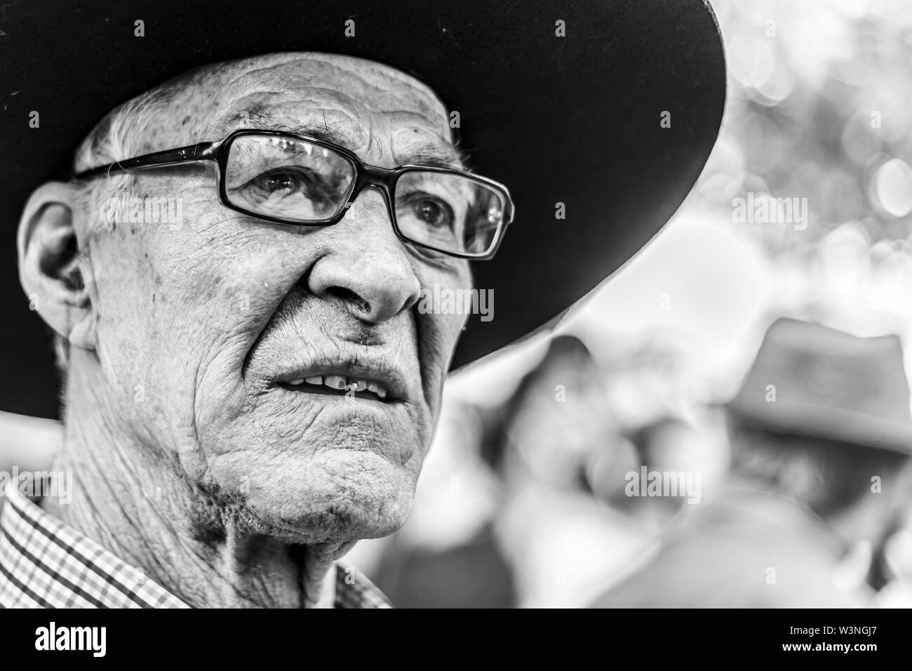 'Typique' Cueca dancer homme âgé avec des lunettes et hut portrait. Un 'rural' huaso vieil homme visage fermer au cours de l'événement de danse traditionnel Banque D'Images