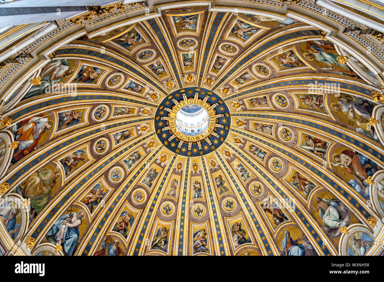 La Basilique St Pierre vue intérieure du Dôme dans la Cité du Vatican Banque D'Images
