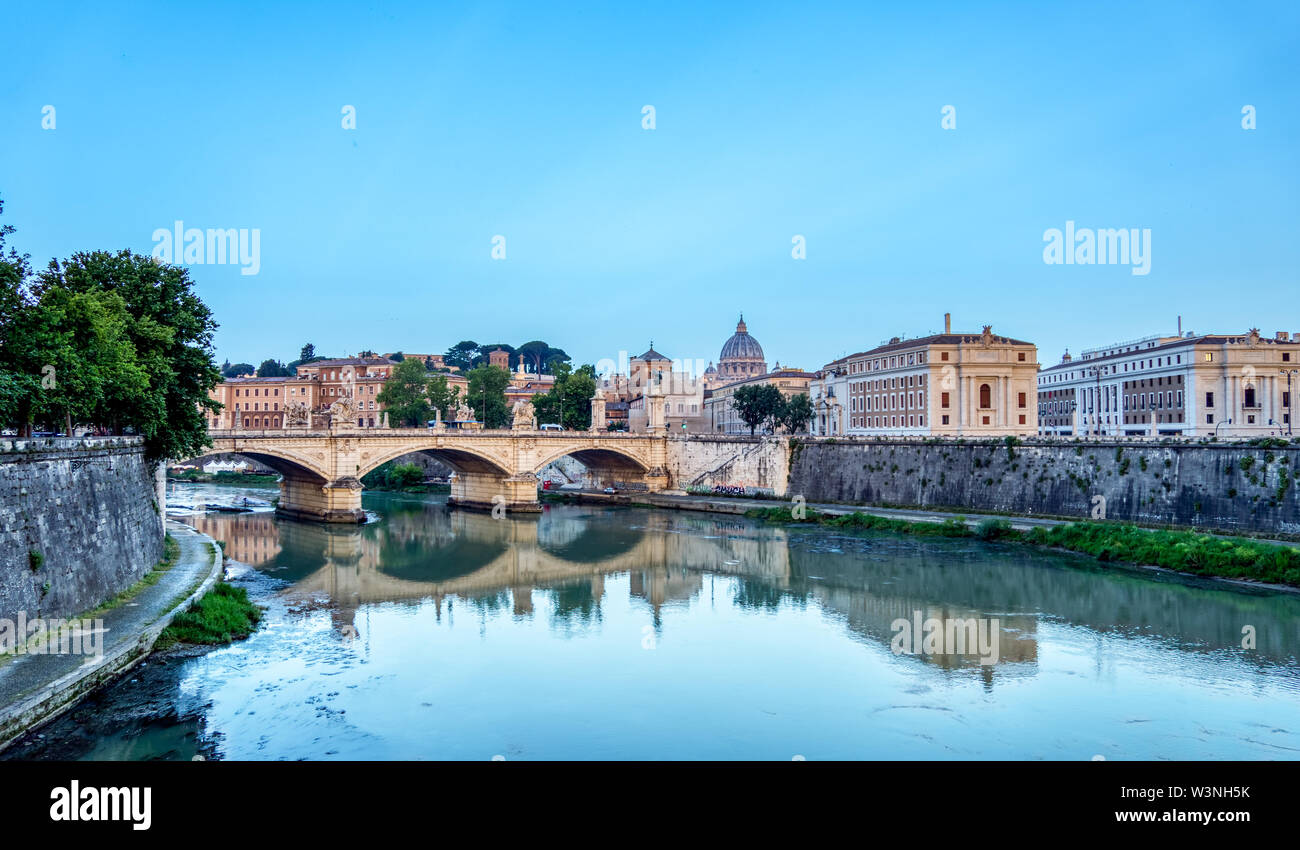 Emanuele II bridge et la Basilique St Pierre - Rome, Italie Banque D'Images