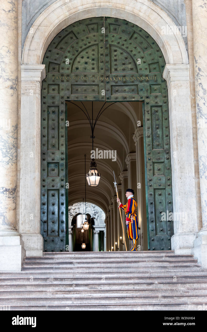 Les membres de la Garde Suisse Pontificale au Vatican - Basilique Saint Peters Banque D'Images