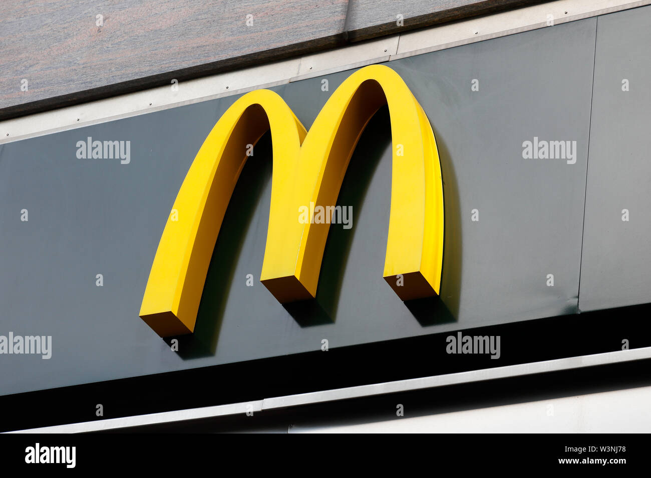 Karlstad, Suède - Juillet 13, 2019 : le McDonalds hamburger restaurant logo sur la rue Drottningatan. Banque D'Images