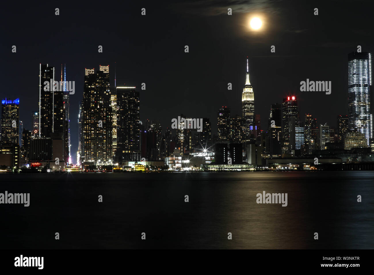 Hoboken, United States. 16 juillet, 2019. Pleine lune est vu près de Empire State Building à New York, de la ville de Hoboken, dans le New Jersey la nuit mardi, 16. Aujourd'hui célèbre 50 ans que Neil Amstrong, le premier homme qui a marché sur la lune. (PHOTO : WILLIAM VOLCOV/BRÉSIL PHOTO PRESSE) Credit : Brésil Photo Presse/Alamy Live News Banque D'Images