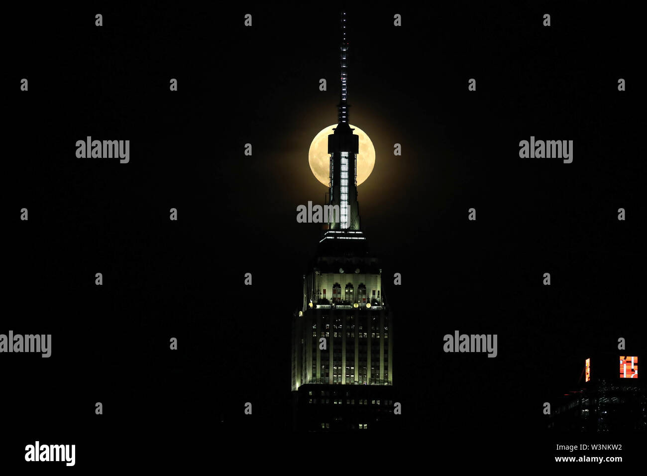 Hoboken, United States. 16 juillet, 2019. Pleine lune est vu près de Empire State Building à New York, de la ville de Hoboken, dans le New Jersey la nuit mardi, 16. Aujourd'hui célèbre 50 ans que Neil Amstrong, le premier homme qui a marché sur la lune. (PHOTO : WILLIAM VOLCOV/BRÉSIL PHOTO PRESSE) Credit : Brésil Photo Presse/Alamy Live News Banque D'Images