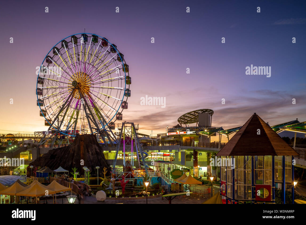 Vue de nuit sur un parc d'attractions pour enfants de Taipei, a commencé sa vie comme la Taipei Children's Centre de loisirs, situé dans Yuanshan Banque D'Images
