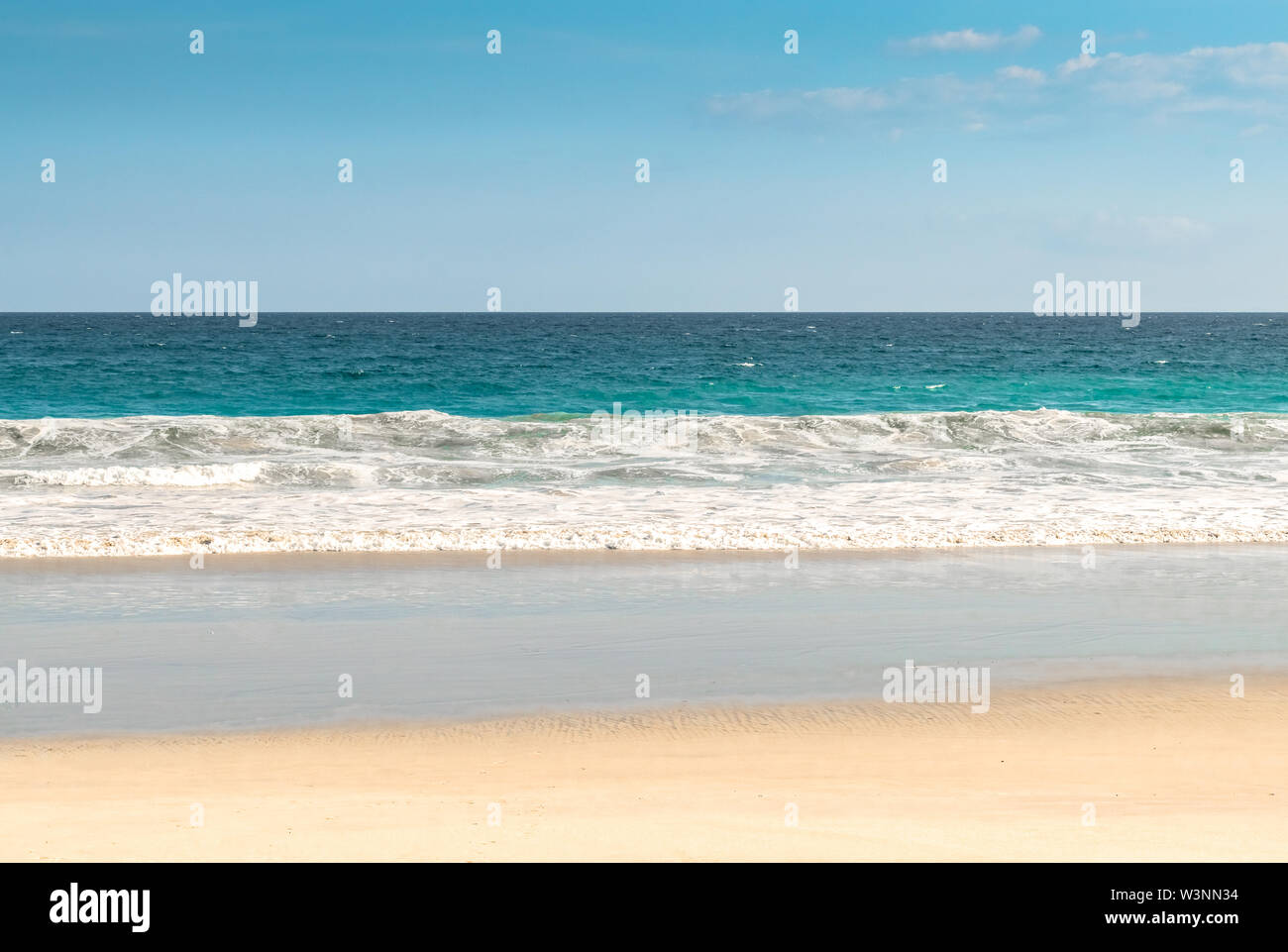 Plage isolée à l'île tropicale, avec mer calme, ciel bleu et l'horizon visible. Destination de rêve pour les vacances/vacances et passer du temps dans les loisirs. Banque D'Images