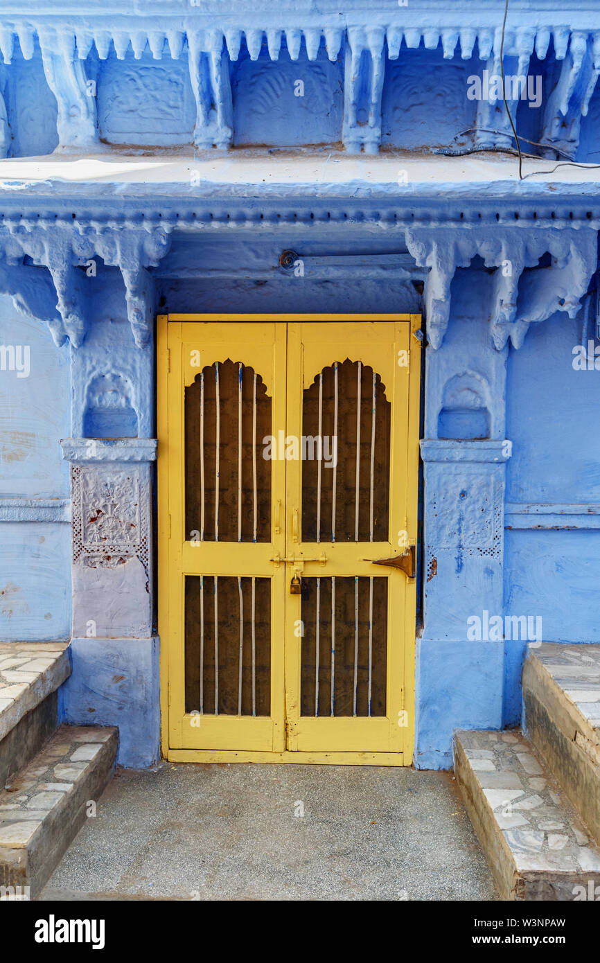 Vieux bois porte sculptée dans la ville bleue de Jodhpur. Le Rajasthan. L'Inde Banque D'Images