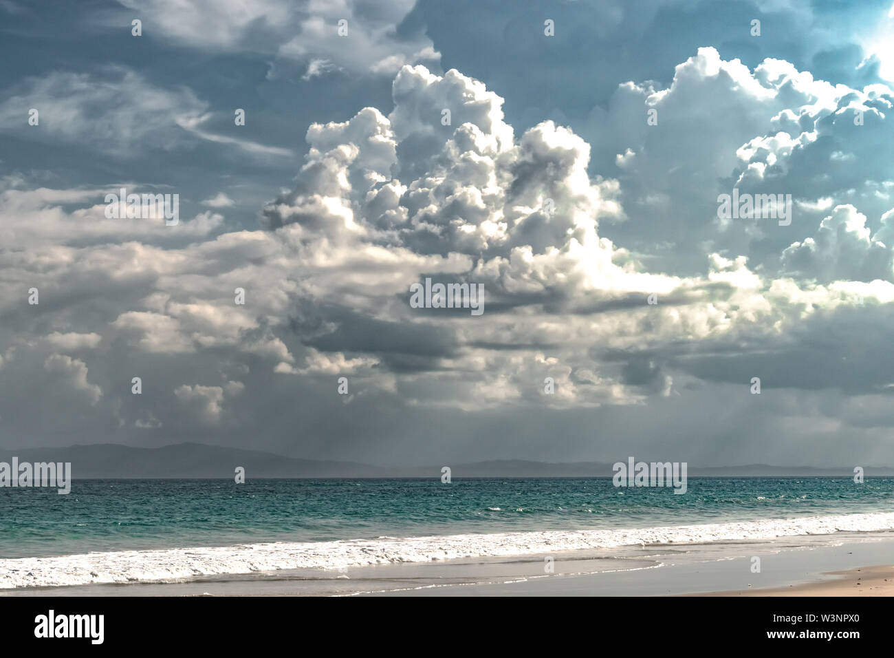 Paysage de l'étrange phénomène atmosphérique dues au changement climatique comprenant Nimbus dramatique nuages à la plage, dans la saison des pluies pendant les prévisions météo Banque D'Images