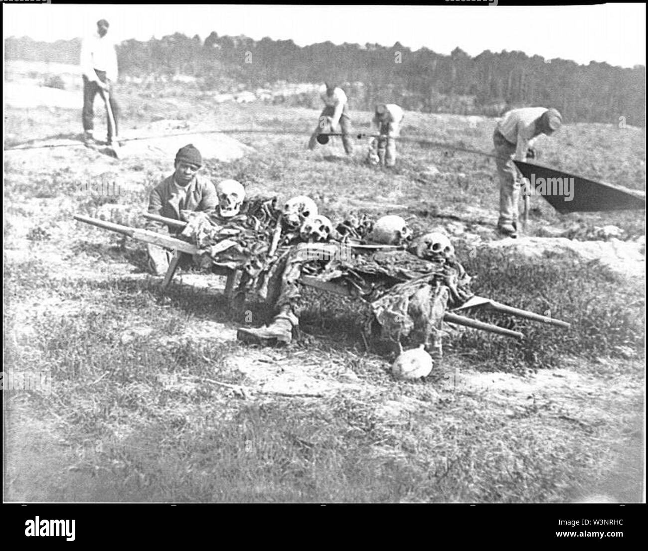 Cold Harbor, Va. Américains africains recueillir les os des soldats tués dans la bataille Banque D'Images