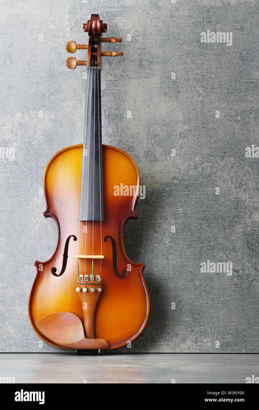 violon vintage sur fond de béton, style vintage Banque D'Images