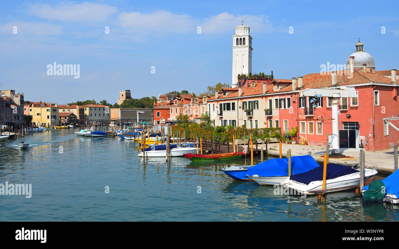 L'île de San Pietro avec sa curieuse Tour de Pise, Venise. Banque D'Images